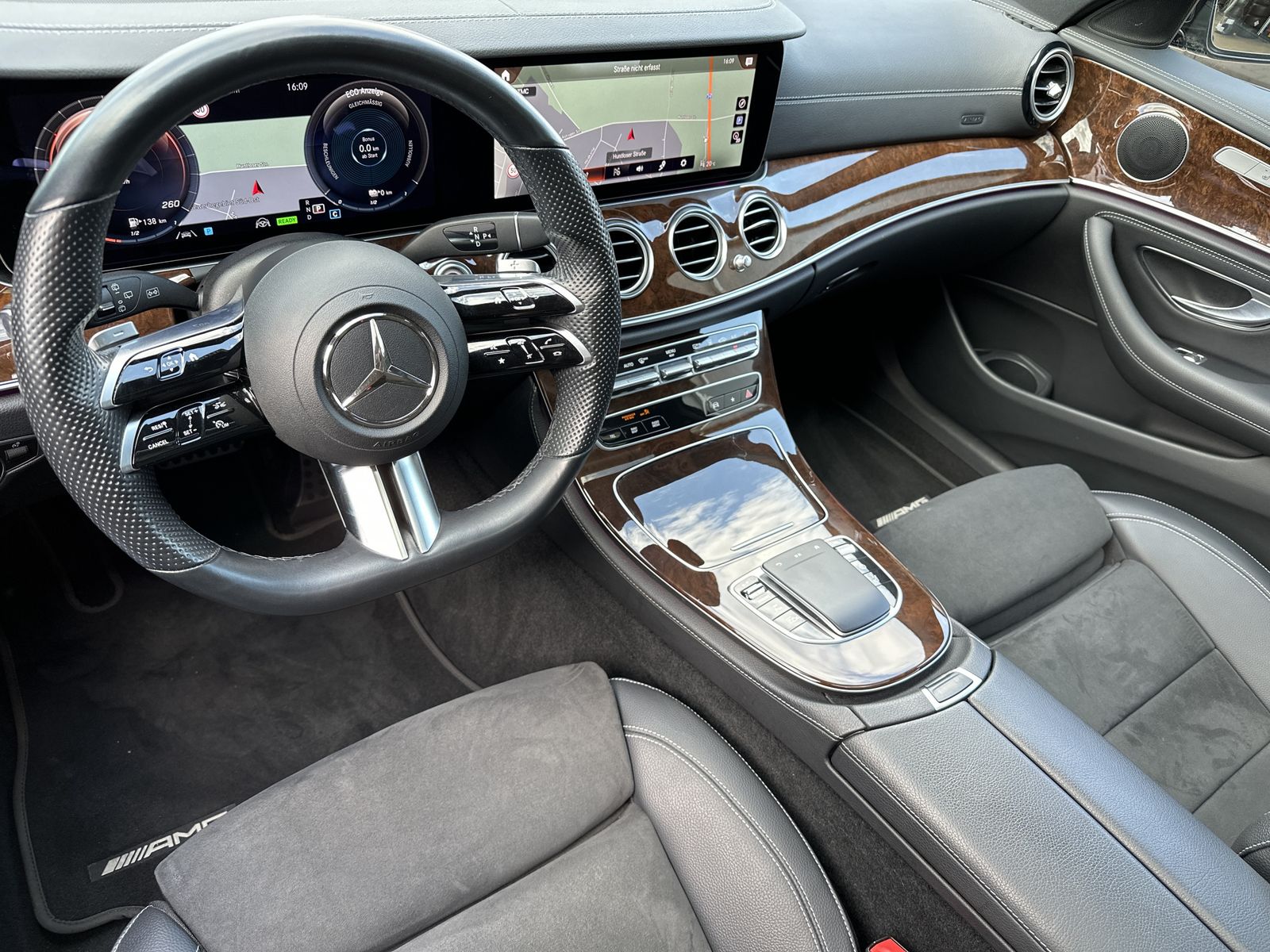 Fahrzeugabbildung Mercedes-Benz E 300e T AMG-Line NAV+LED+360°+PANO+WIDE+CARPLAY