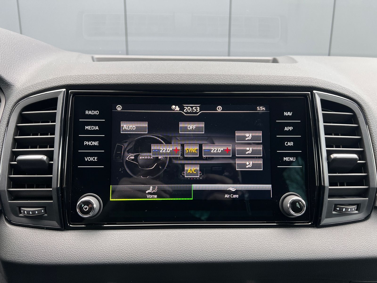 Fahrzeugabbildung SKODA Karoq Selection 1.5 TSI DSG *AHK, LED, ACC, 18"L