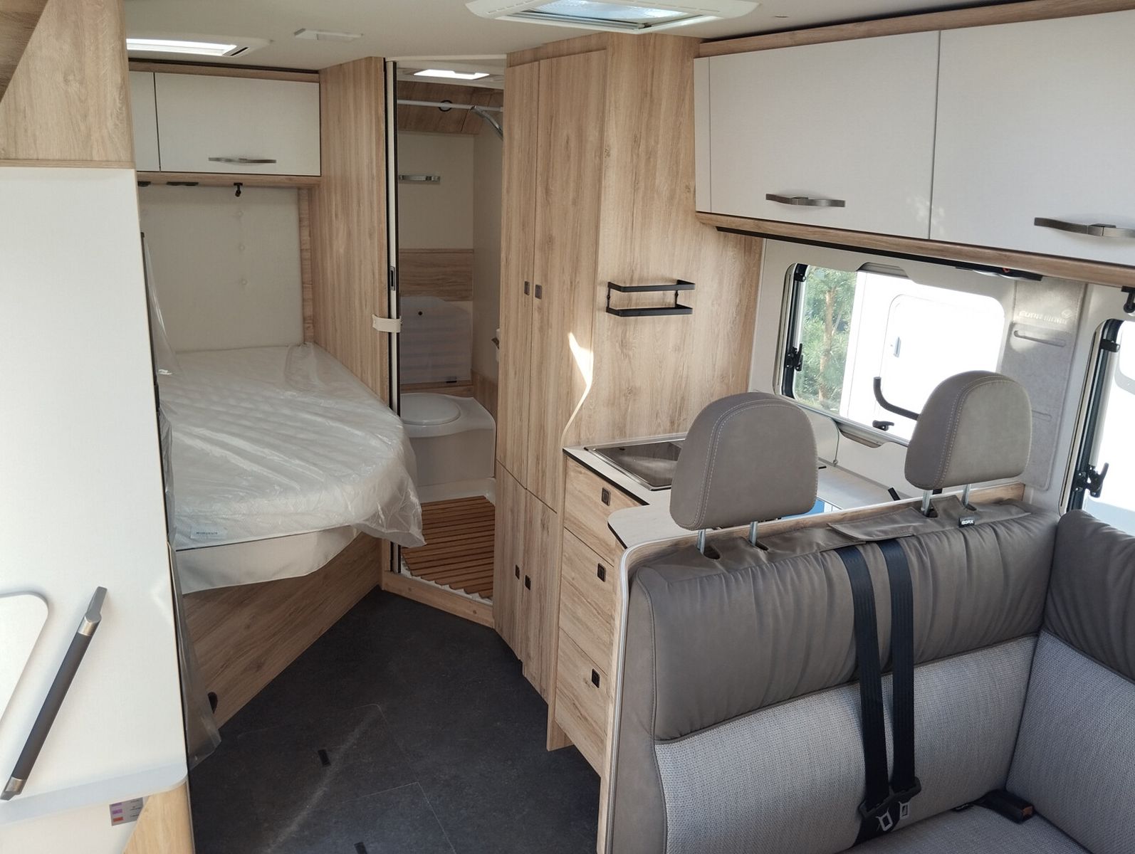 Fahrzeugabbildung Eura Mobil Profila T PT 675 SB Mondial Pakete, Automatik