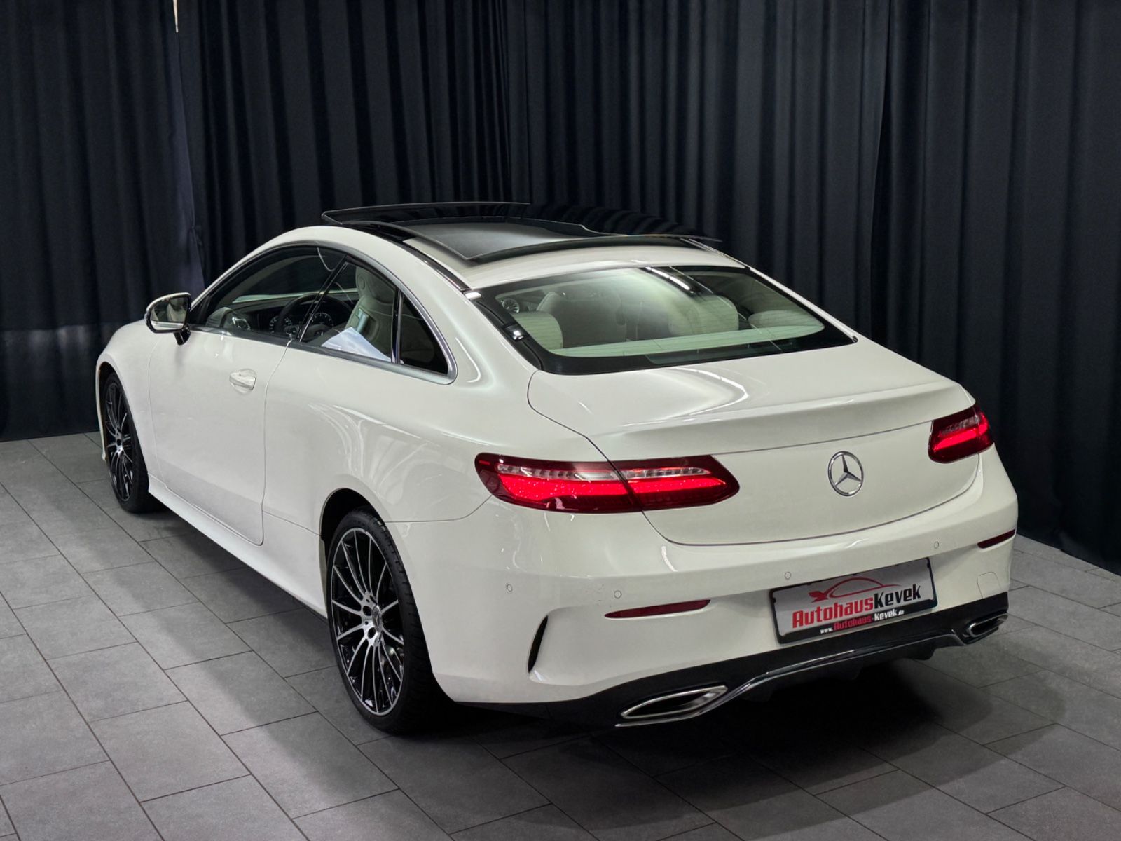 Fahrzeugabbildung Mercedes-Benz E 300 Coupe|AMG-LINE|WIDE-SCREEN|PANO|DESIGNO|