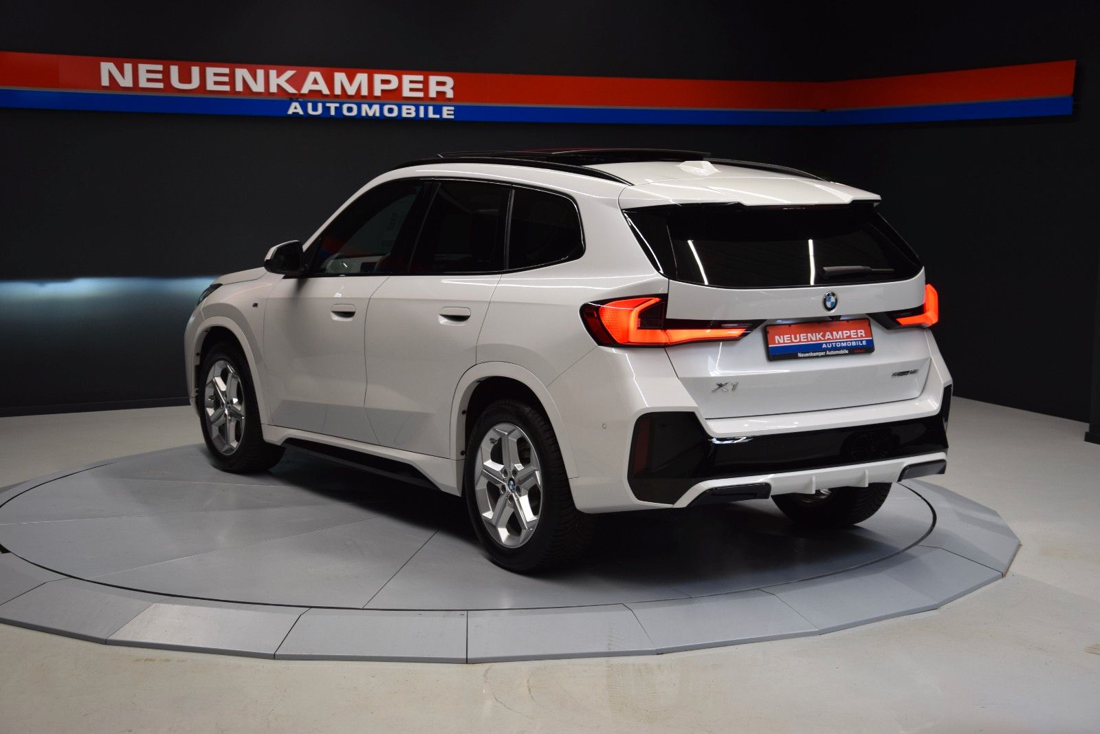 Fahrzeugabbildung BMW X1 18 i sDrive M Sport Pano LED Leder h/k Memory