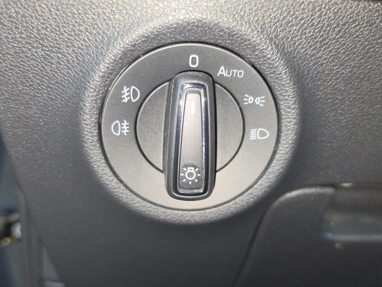 Fahrzeugabbildung SKODA Karoq Ambition Apple CarPlay