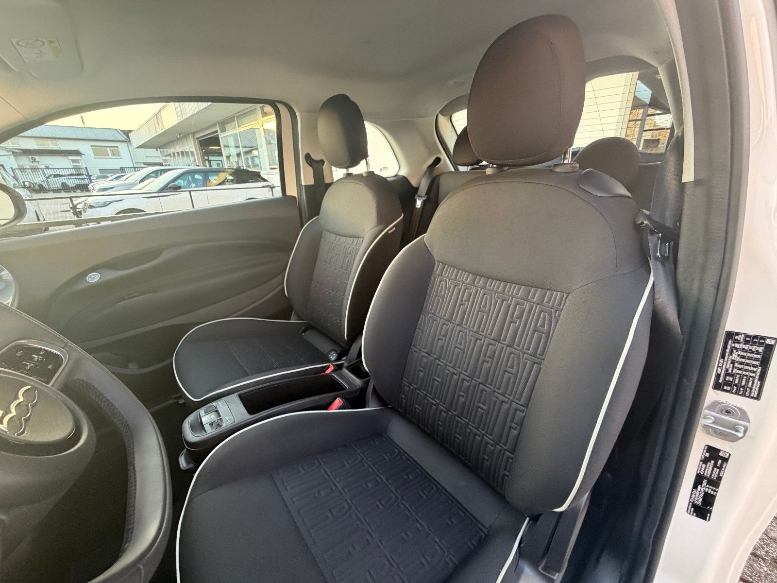 Fahrzeugabbildung Fiat 500e/TEMPOMAT/APPLE/KLIMA/SPURHALTEASSISTE