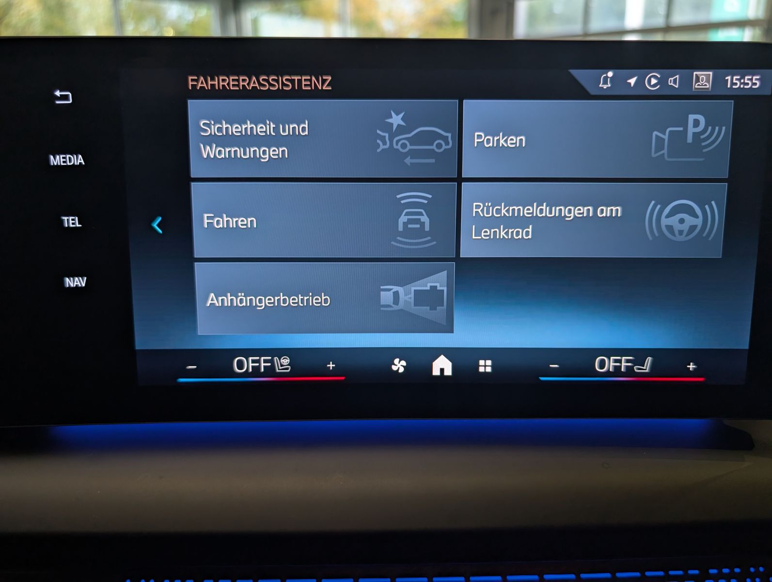 Fahrzeugabbildung BMW 123 i xDrive M-Sport Massag H/K Kamera Pano AHK