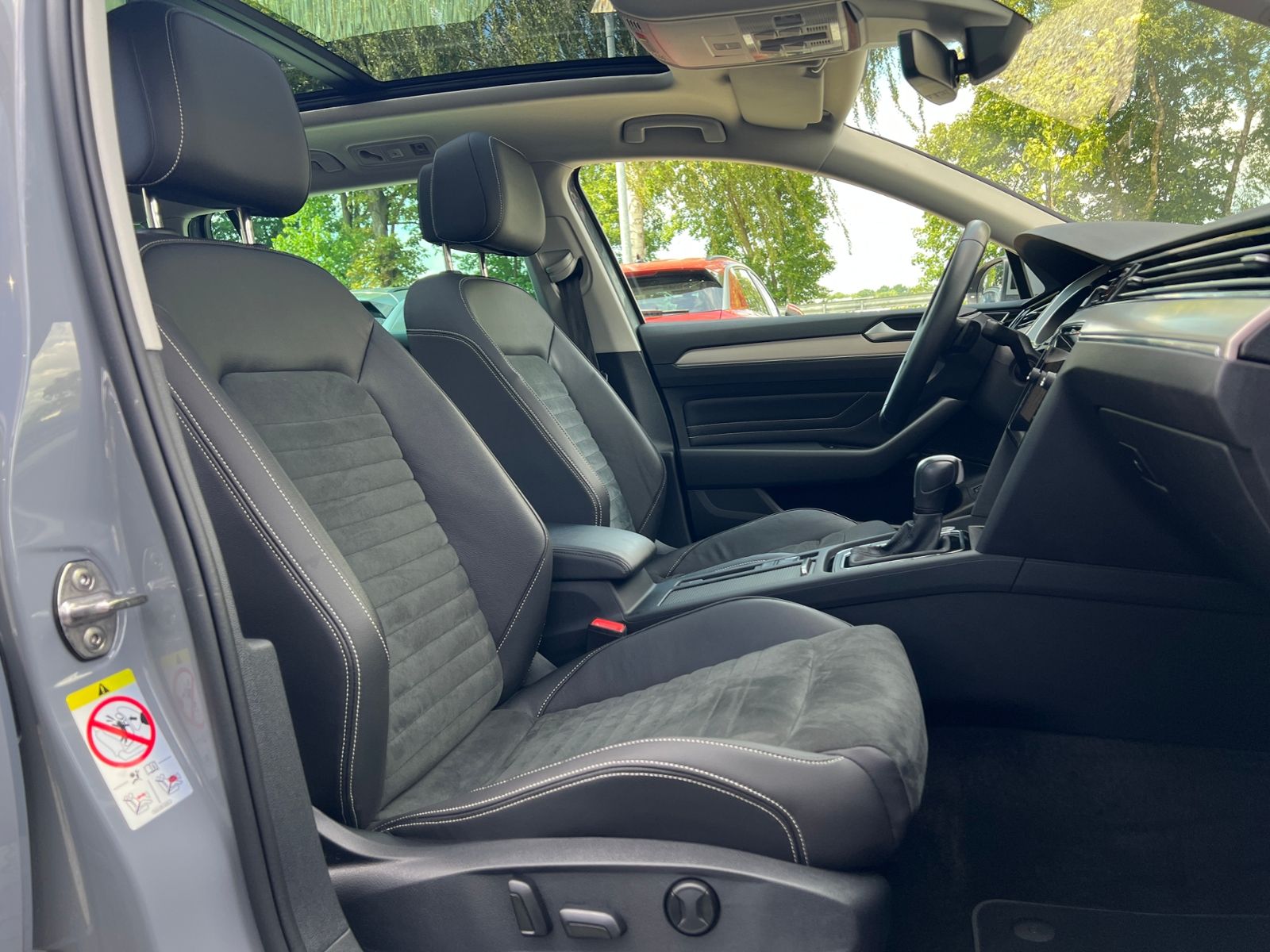 Fahrzeugabbildung Volkswagen Passat Variant Elegance 2.0 TDI DSG *AHK, IQ-Lig
