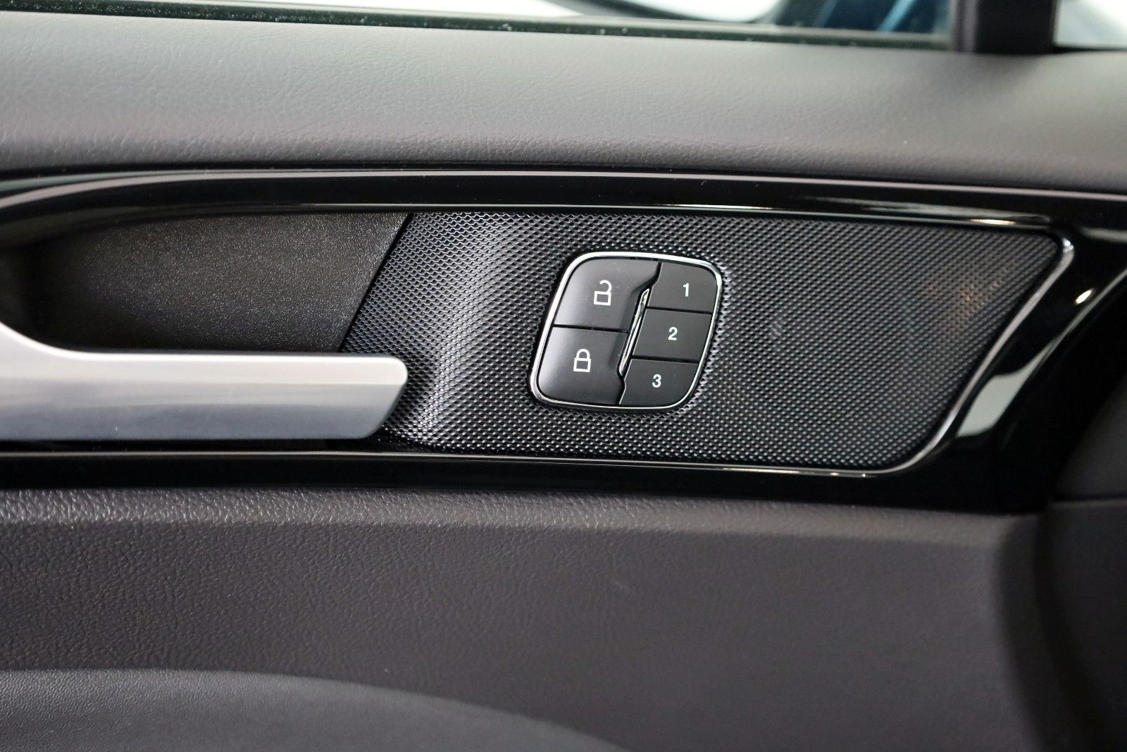 Fahrzeugabbildung Ford Mondeo Turnier ST-Line Leder,Navi,Panorama,AHK