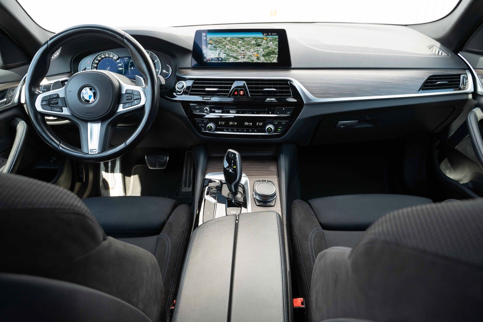 Fahrzeugabbildung BMW 530 D TOURING M SPORT LED HUD 20" SHADOW STANDHE