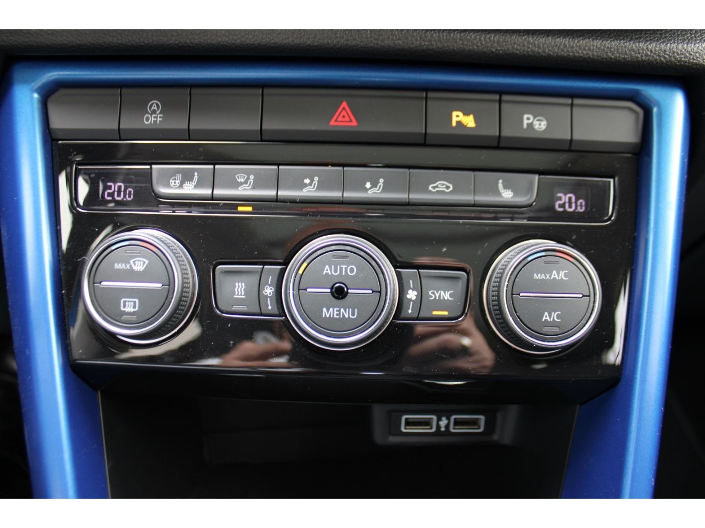 VW T-Roc 1.5 TSI Style 45 DSG ACC LED Pano RFK StHz - Image 28