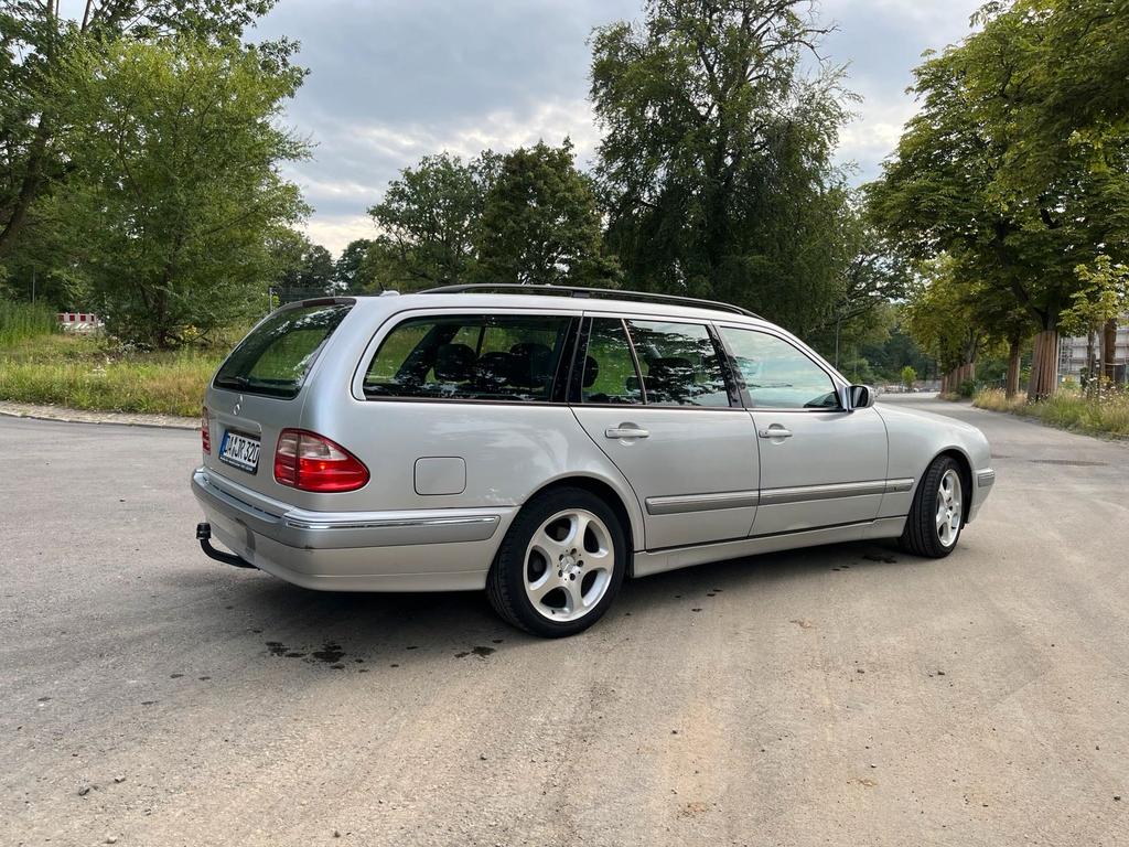 Mercedes-Benz E 240