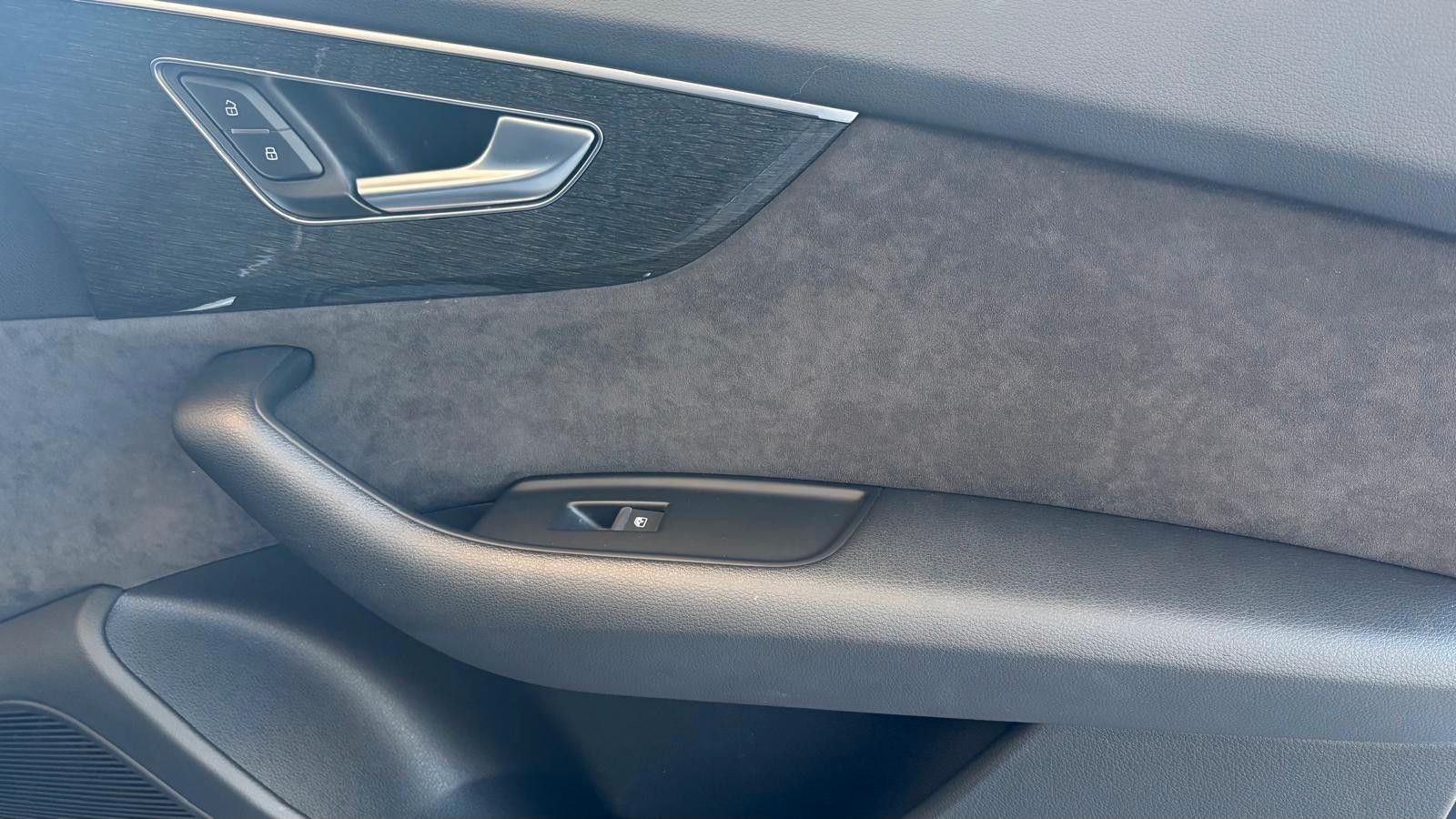 Fahrzeugabbildung Audi Q8 50 TDI s sitze raute, hud 22 zoll allradlenk