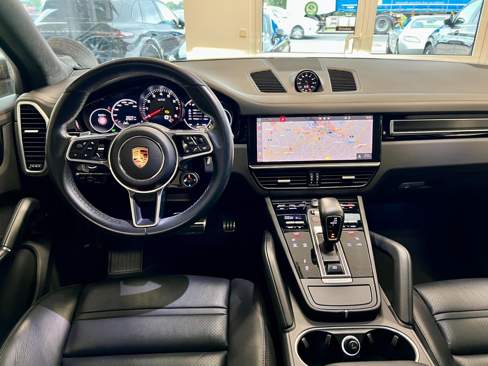 Fahrzeugabbildung Porsche Cayenne GTS Panorama, AHK, 21Zoll, SportChrono