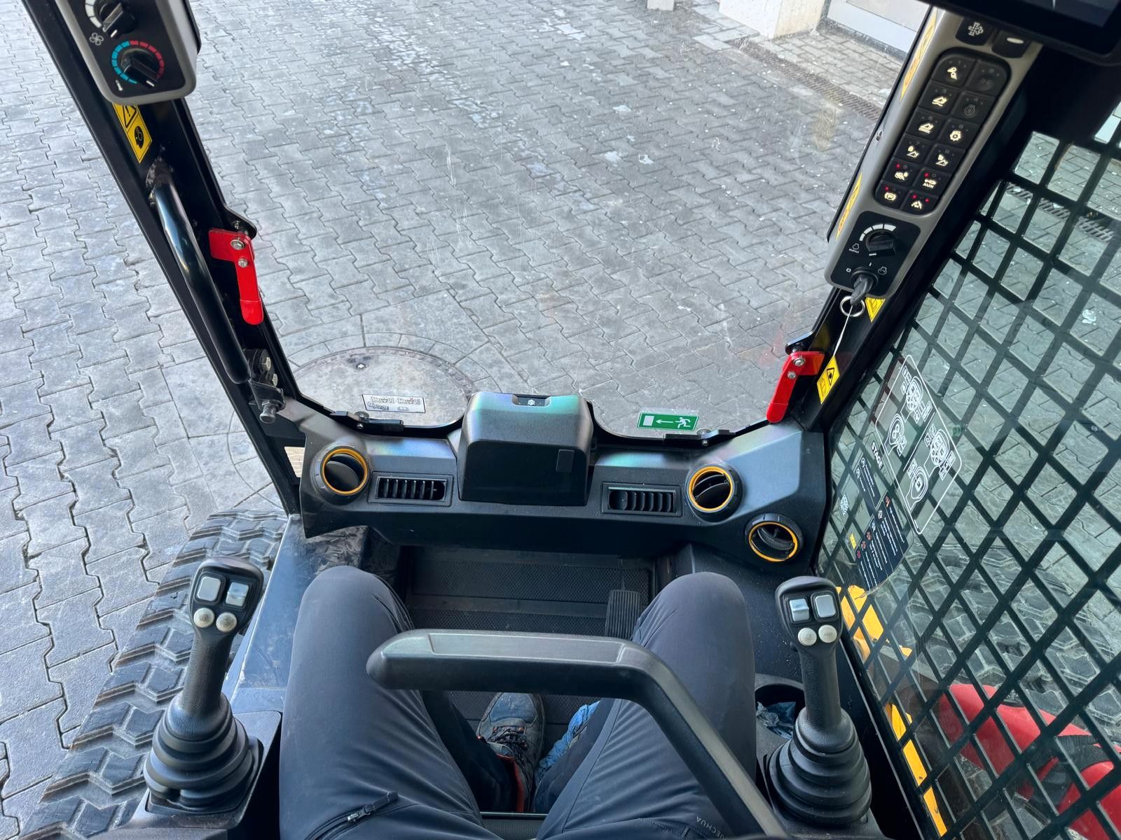 Fahrzeugabbildung JCB 270T S5 / Deltalader / Forst-Kabinenpanzerung