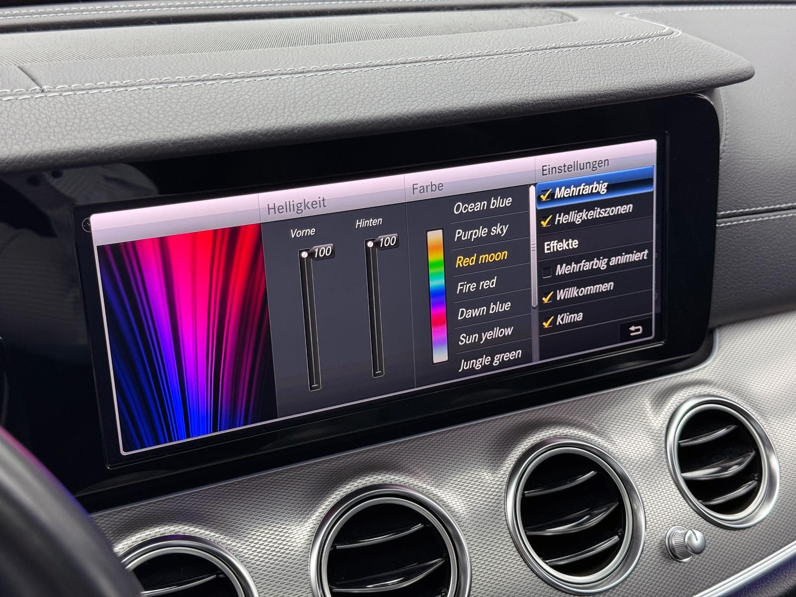 Fahrzeugabbildung Mercedes-Benz E220d T AMG*DISTRO*PANO*LUFT*360°*LED*DAB*ILS+