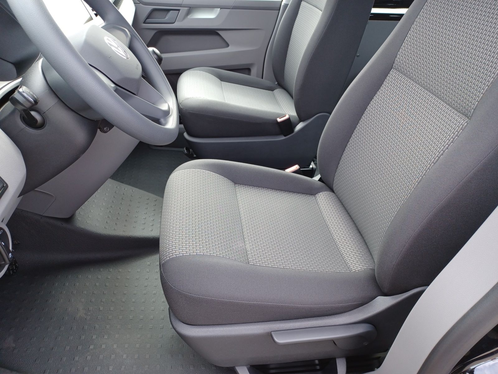 Fahrzeugabbildung Volkswagen T6.1 Transporter Kombi TDI LR NAVI LED KLIMA