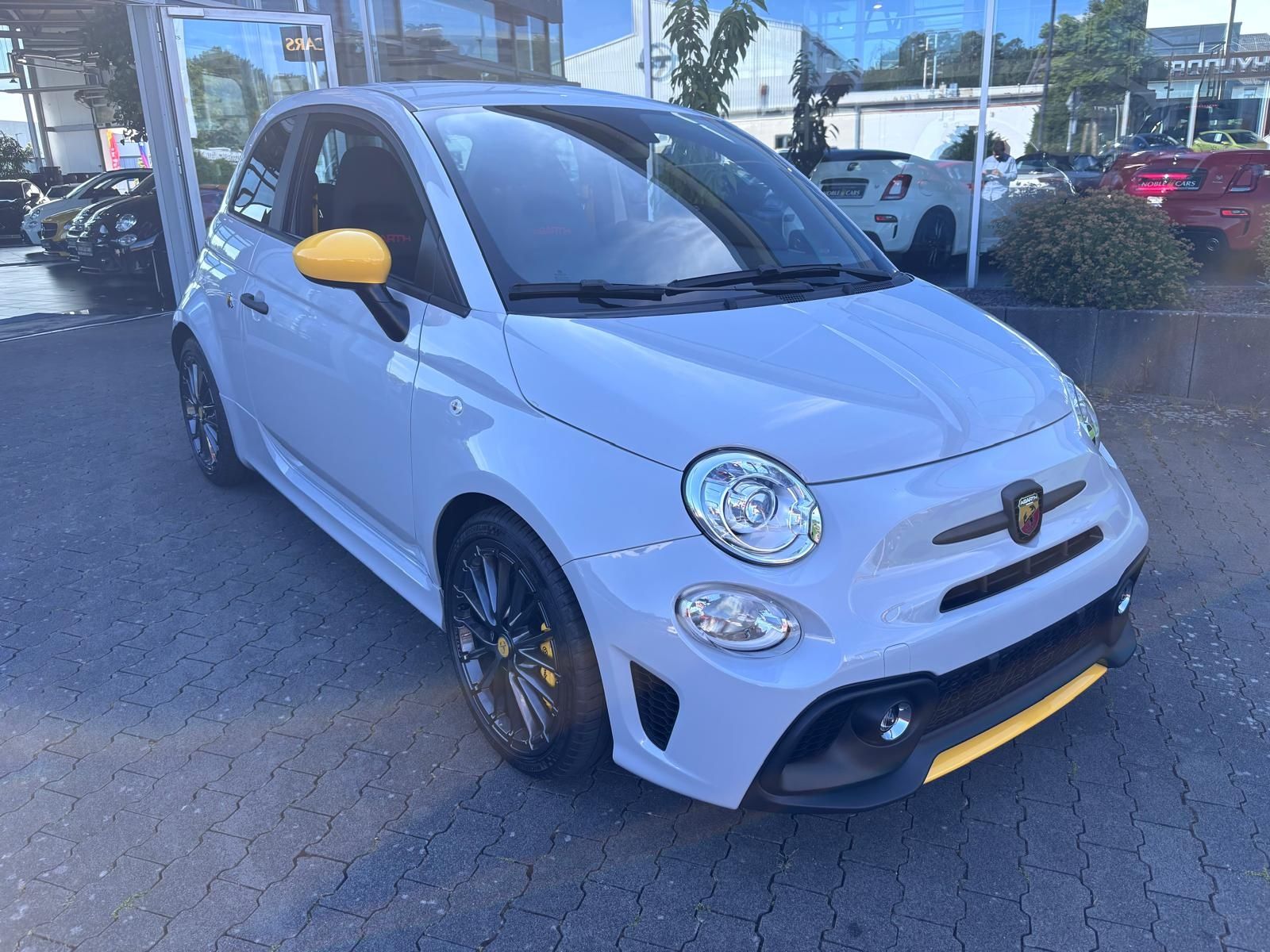 Fahrzeugabbildung Abarth 695 Competizione BEATS SOUNDSYSTEM NAVI ALU