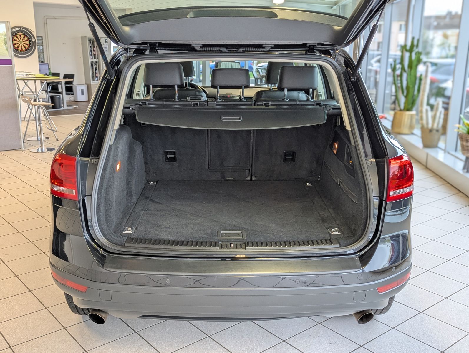 VW Touareg V6 TDI Terrain 4M StHz. Luft Pano AHK - Image 18