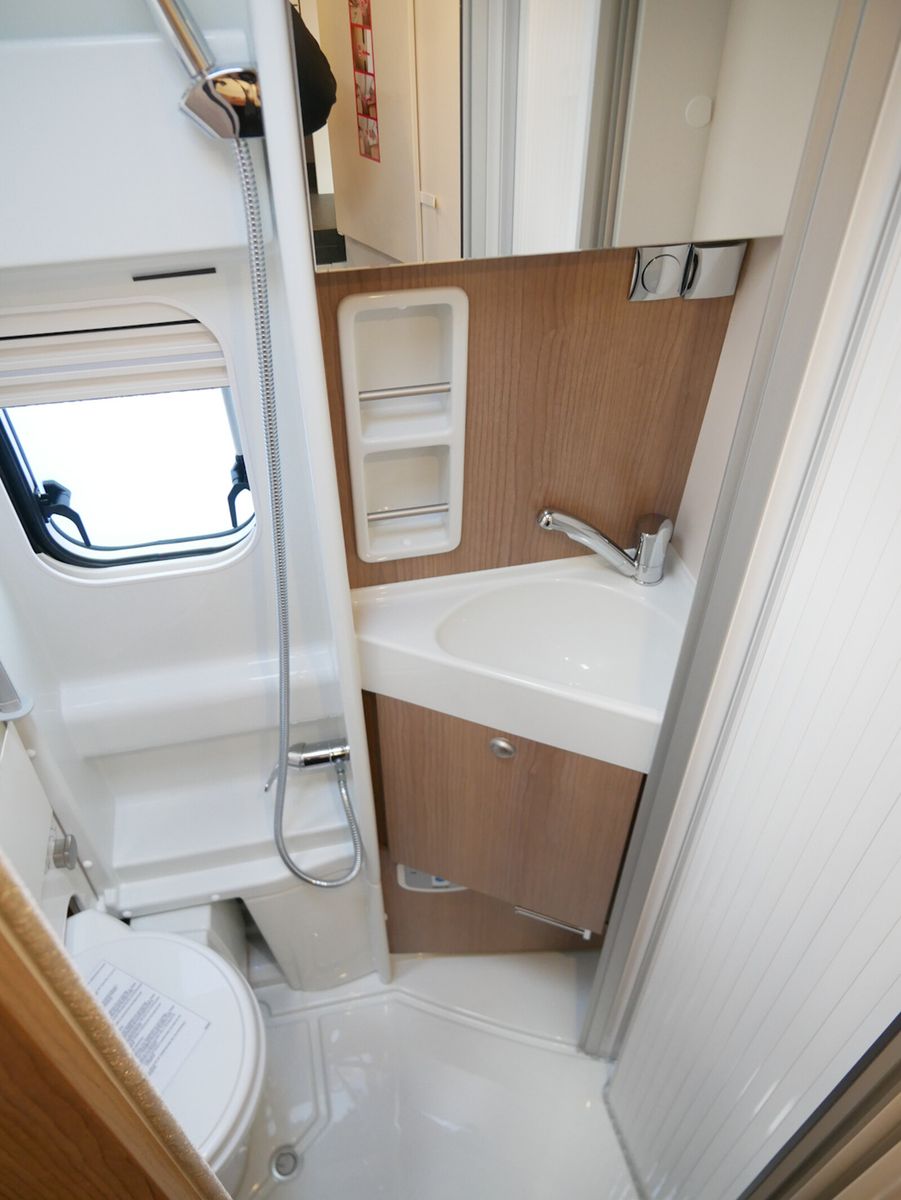 Fahrzeugabbildung Malibu Van first class - two rooms 640 LE RB D6E,Navi