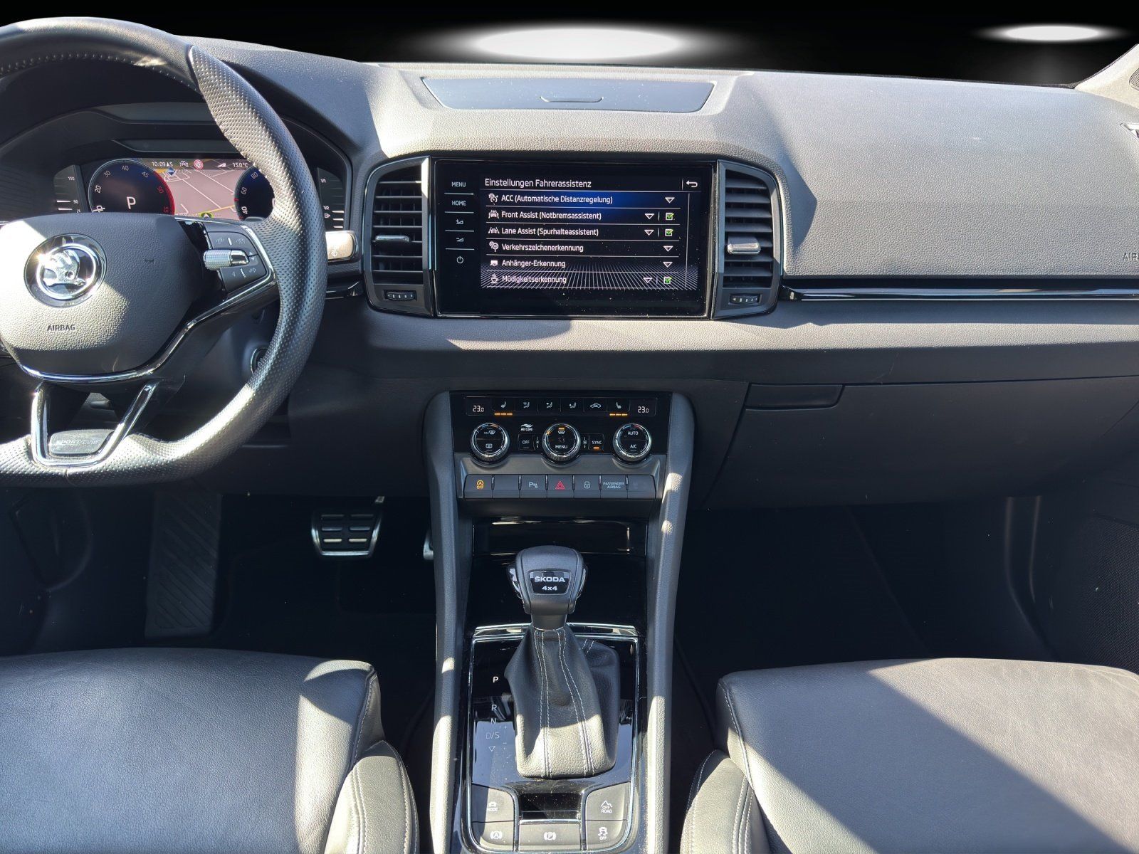 Fahrzeugabbildung SKODA Karoq 2.0 TDI Sportline 4x4/PANO/AHK/KAMERA/ACC/