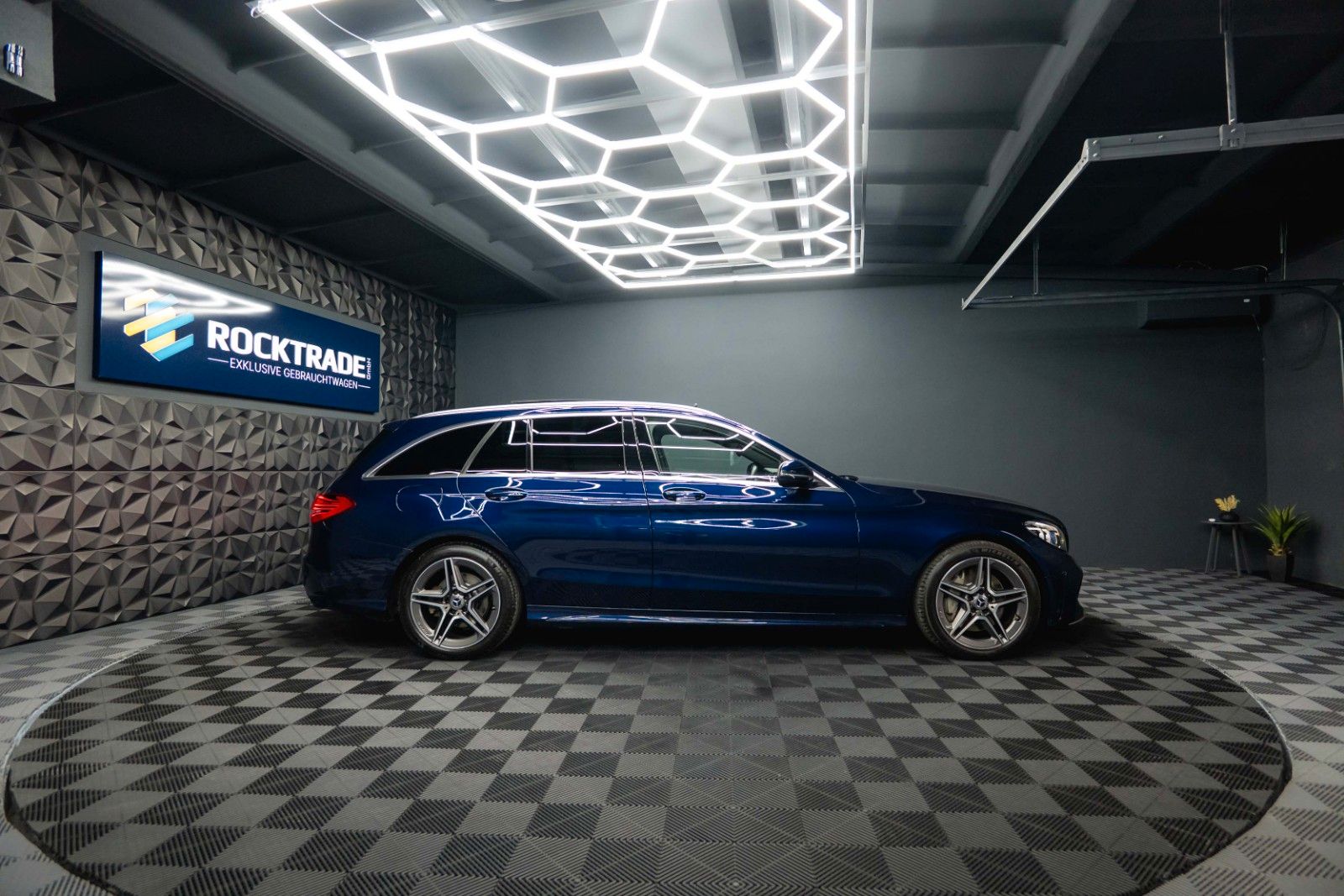 Fahrzeugabbildung Mercedes-Benz C 300 AMG | ACC | Pano | Mulitbeam | Widescreen