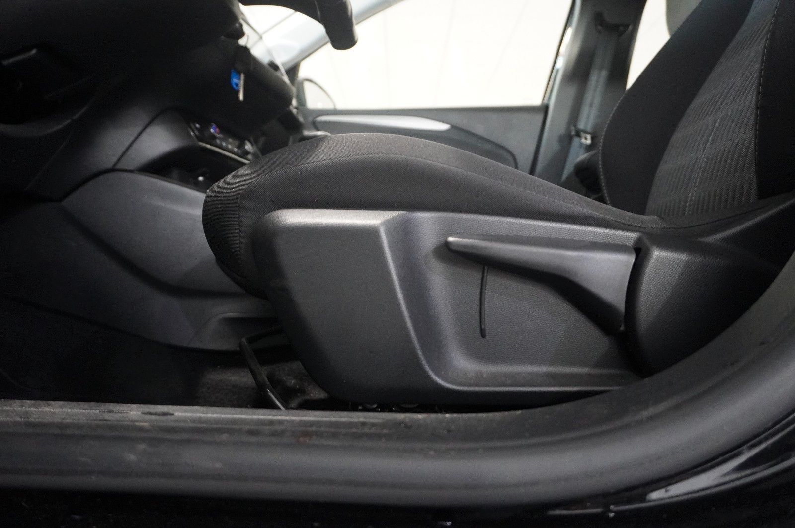 Fahrzeugabbildung Opel Corsa F 1.2 EDITION NAVI/SHZ/SPORT/PDC/TEMP./DAB