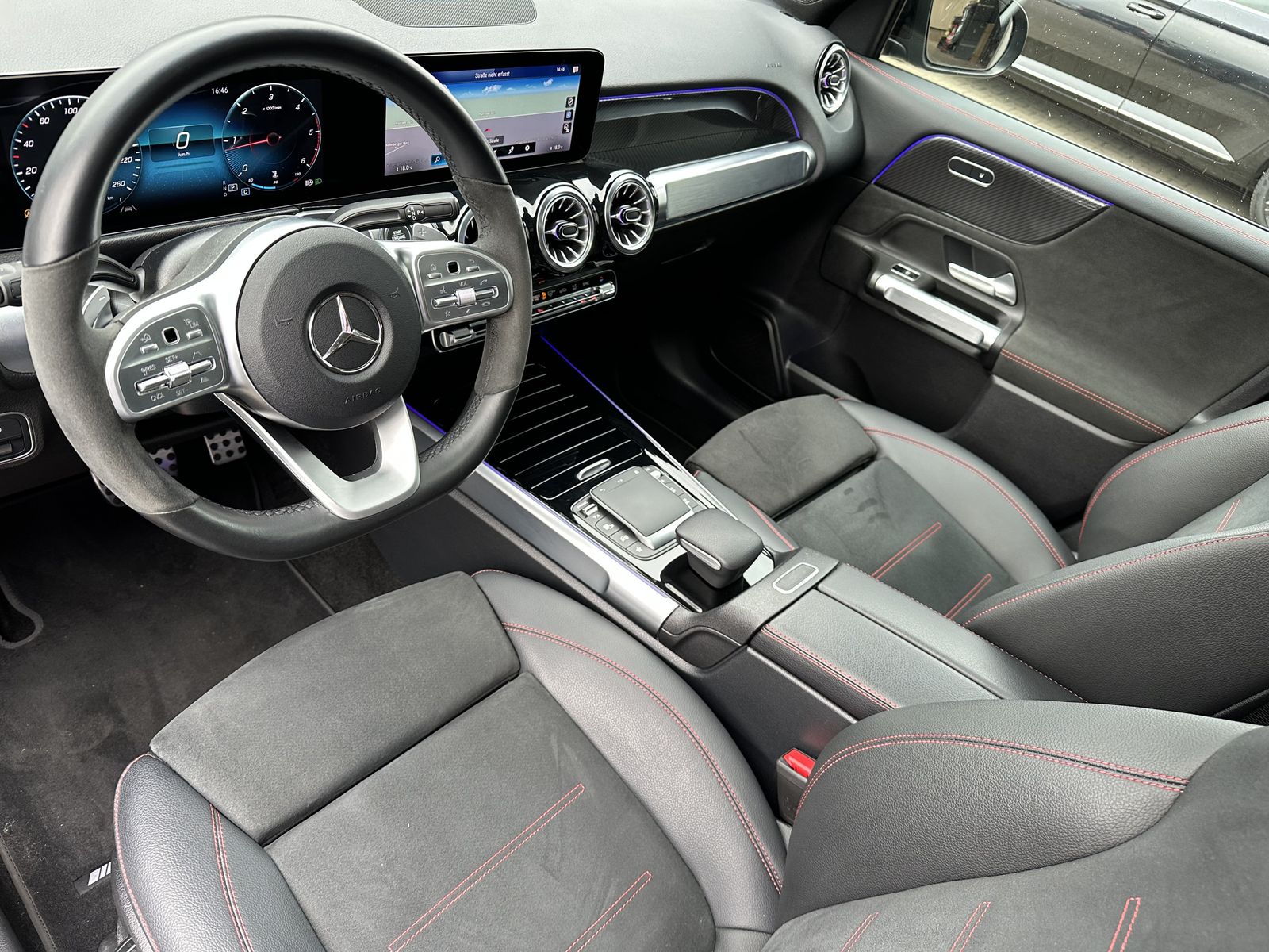 Fahrzeugabbildung Mercedes-Benz GLB 220d 4Matic AMG-Line NAV+LED+PANO+AHK+360°