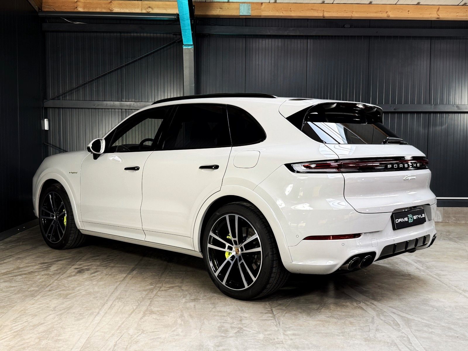 Fahrzeugabbildung Porsche Cayenne E-Hybrid + Vollaust. + Approved +Panoram