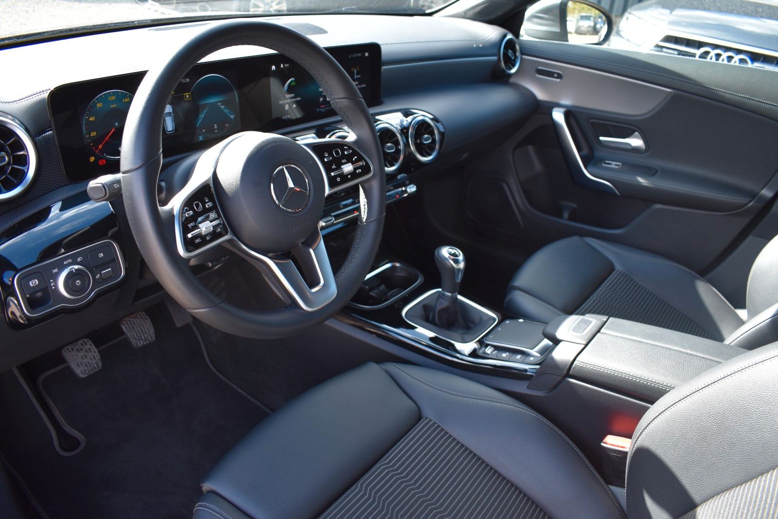 Fahrzeugabbildung Mercedes-Benz CLA 180d Shooting Brake LED/CARPLAY/KAMERA/TEMPO