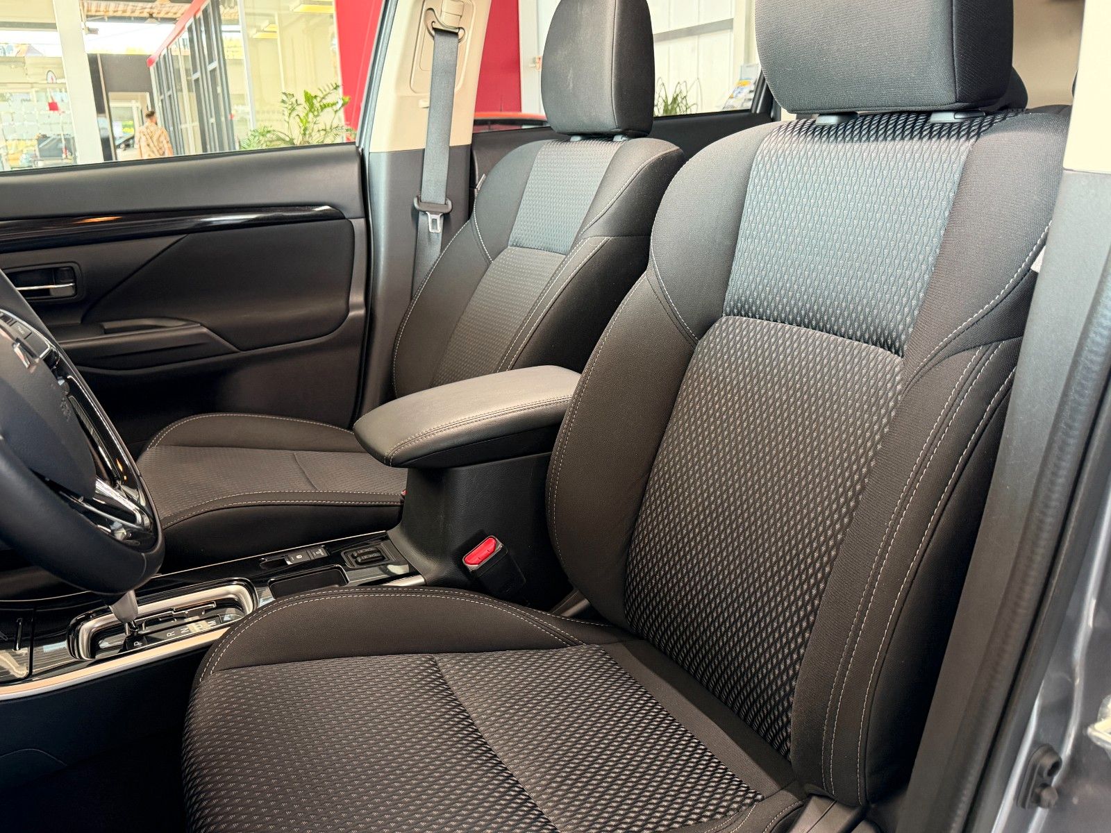 Fahrzeugabbildung Mitsubishi Outlander 2.0 Diamant Edition 2WD "AHK"