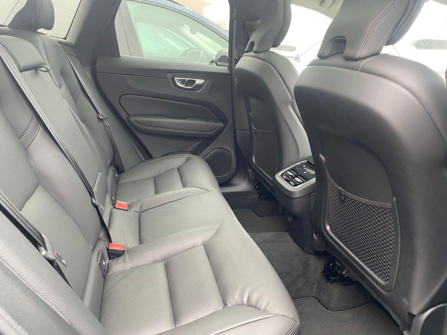 Volvo XC60 B5 Ultra Dark AWD MHEV Memory Sitze 360 Gra