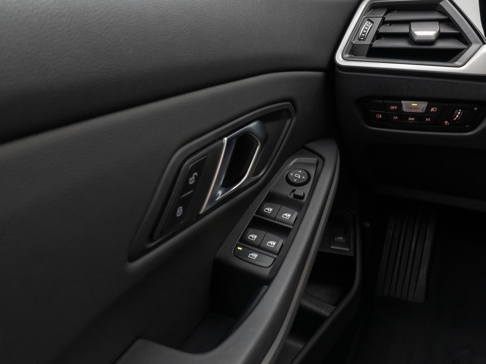 Fahrzeugabbildung BMW 318i Kamera DAB HiFi CockPitPro Alarm LED Sport