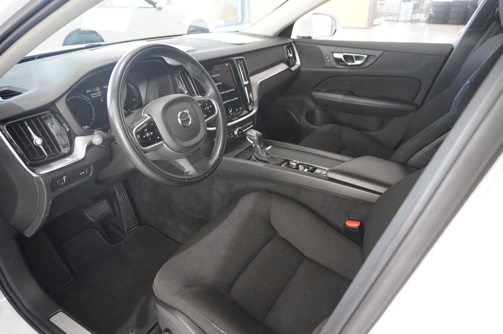 Fahrzeugabbildung Volvo V60 Kombi  MOMENTUM PRO NAVI/LED/KAMERA/SHZ/DAB+