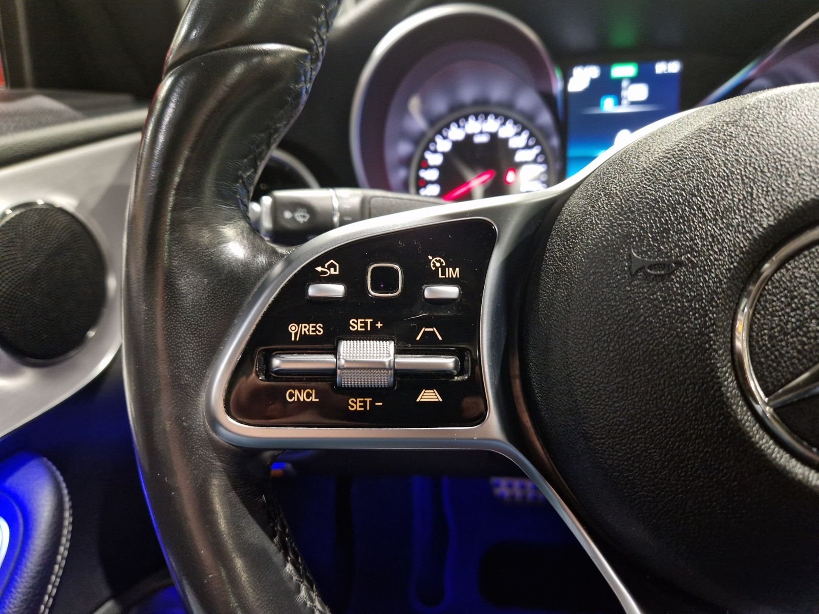 Fahrzeugabbildung Mercedes-Benz C 300 Cabrio AMG Line HUD LED NAV SHZ RFK 18"