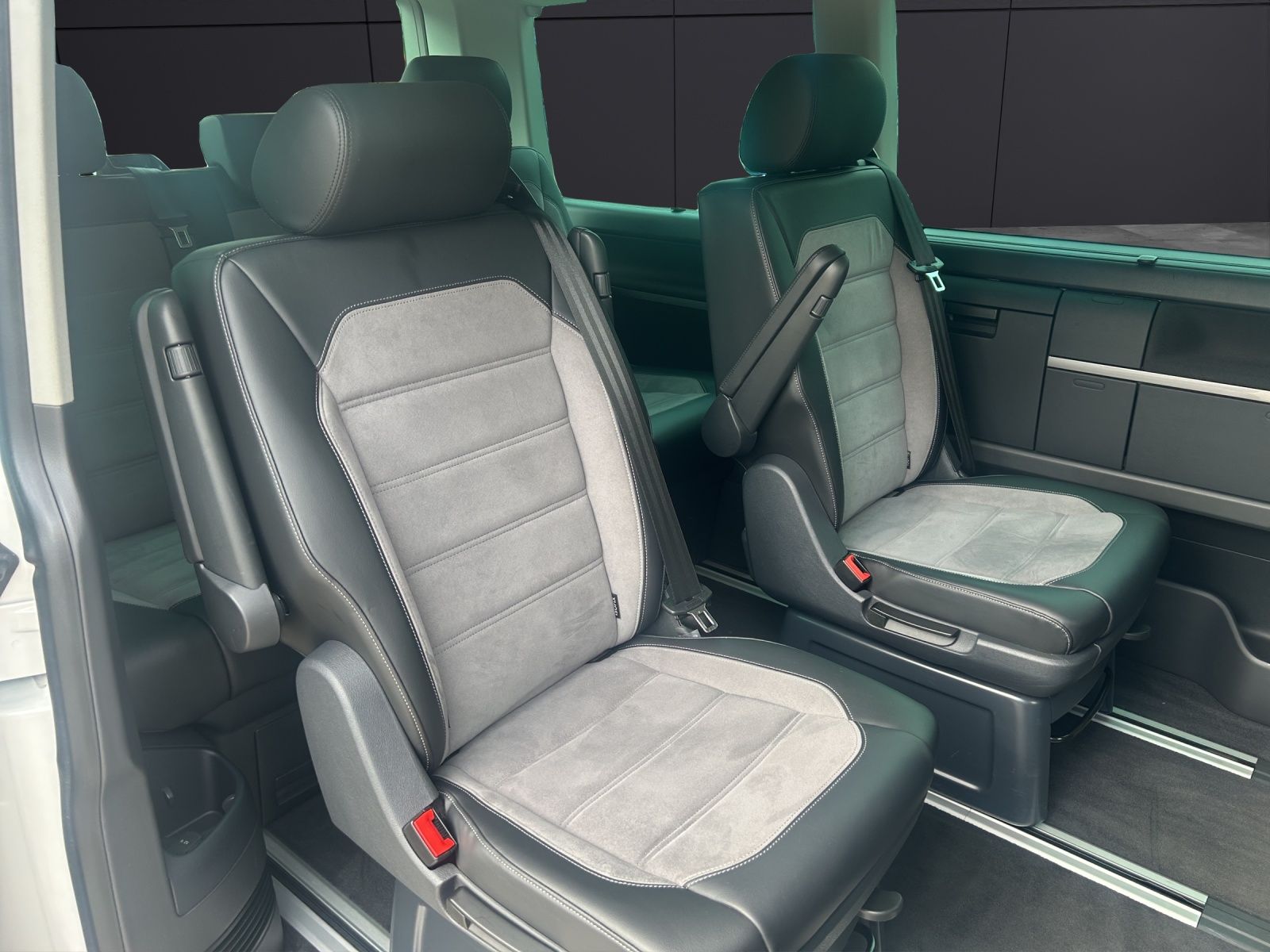 Fahrzeugabbildung Volkswagen T6 Multivan T6.1 TDI Gen Six NAVI AHK LED STANDH