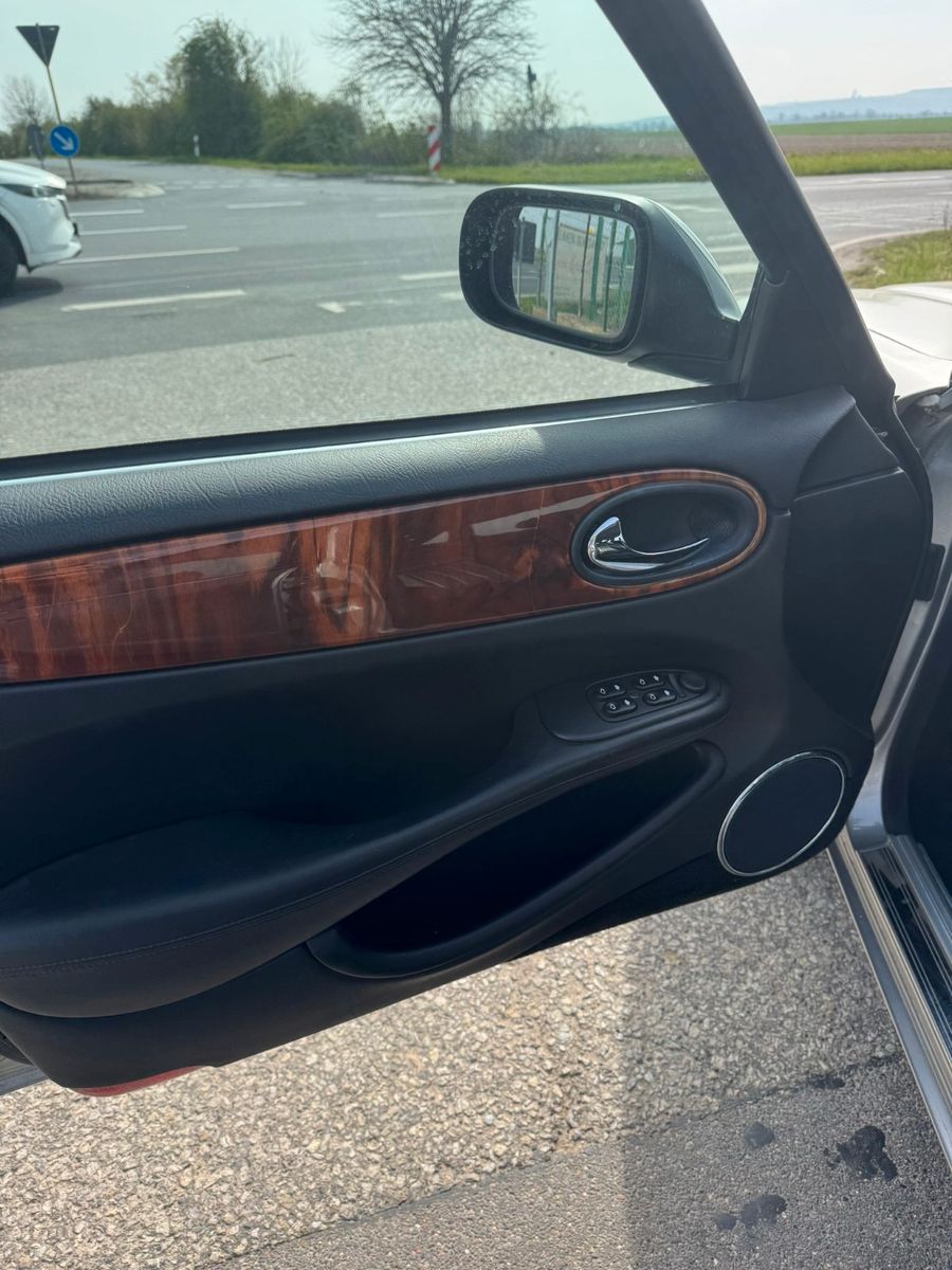 Fahrzeugabbildung Jaguar XJ8 3.2 Executive
