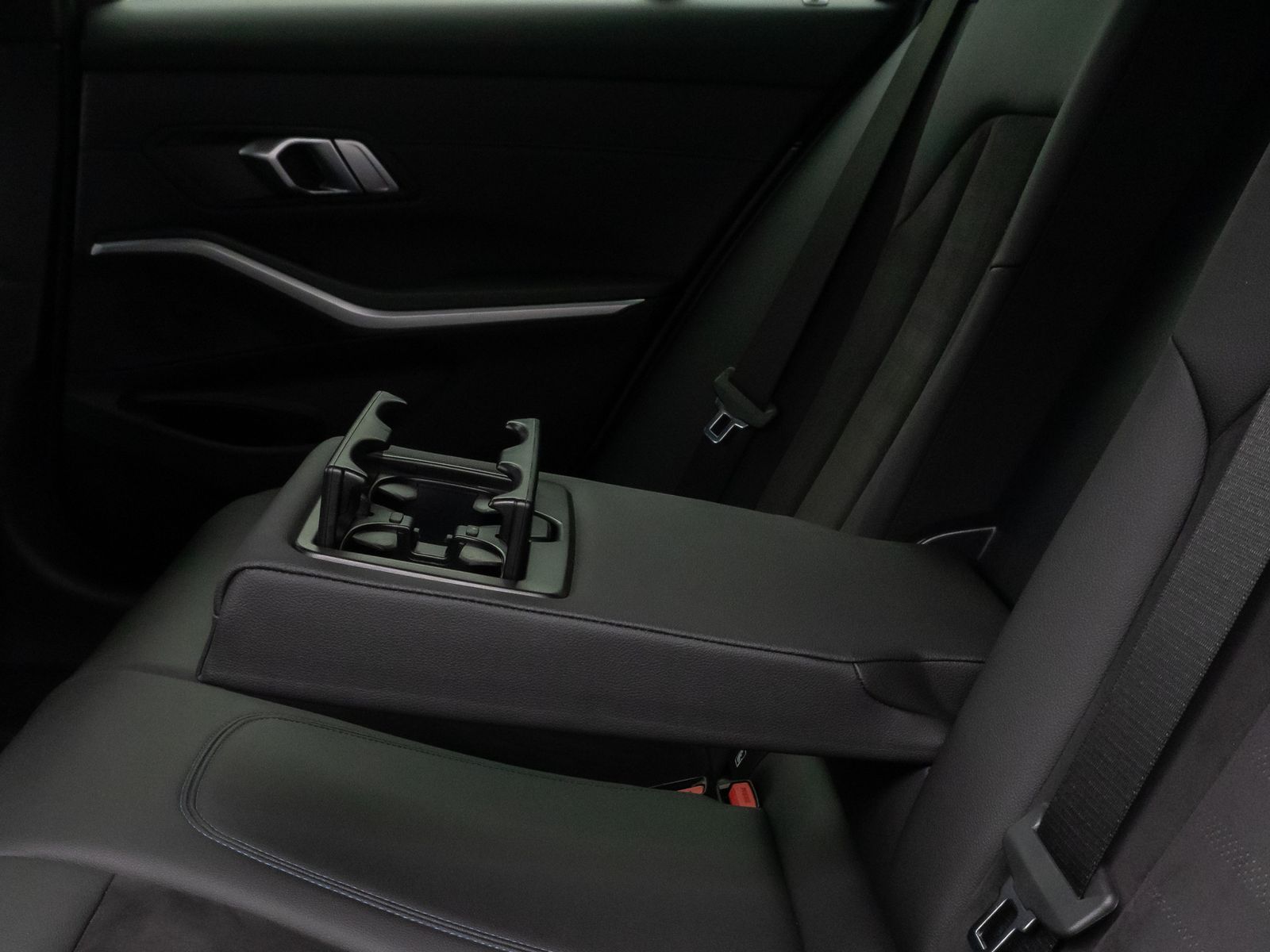 Fahrzeugabbildung BMW 330i xD M Sport Kamera HUD DAB HiFi Parks 19Zoll