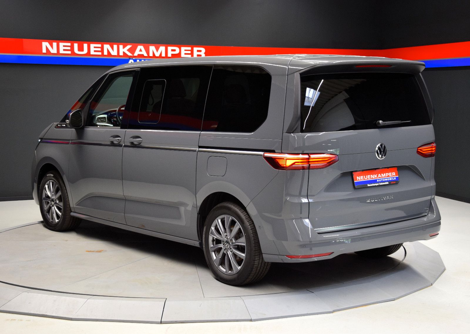 Fahrzeugabbildung Volkswagen T7 Multivan Style 7-Sitze Easy-Open Panorama ACC