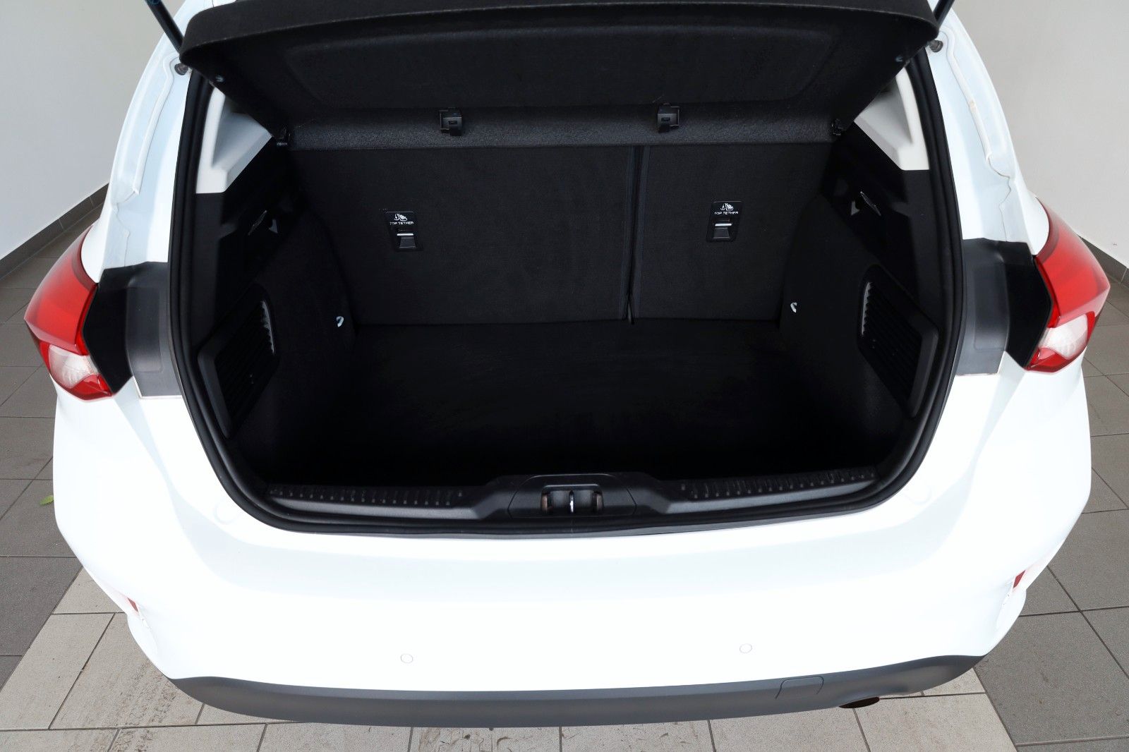 Fahrzeugabbildung Ford Focus Lim. Trend SH,PDC,8 fach bereift