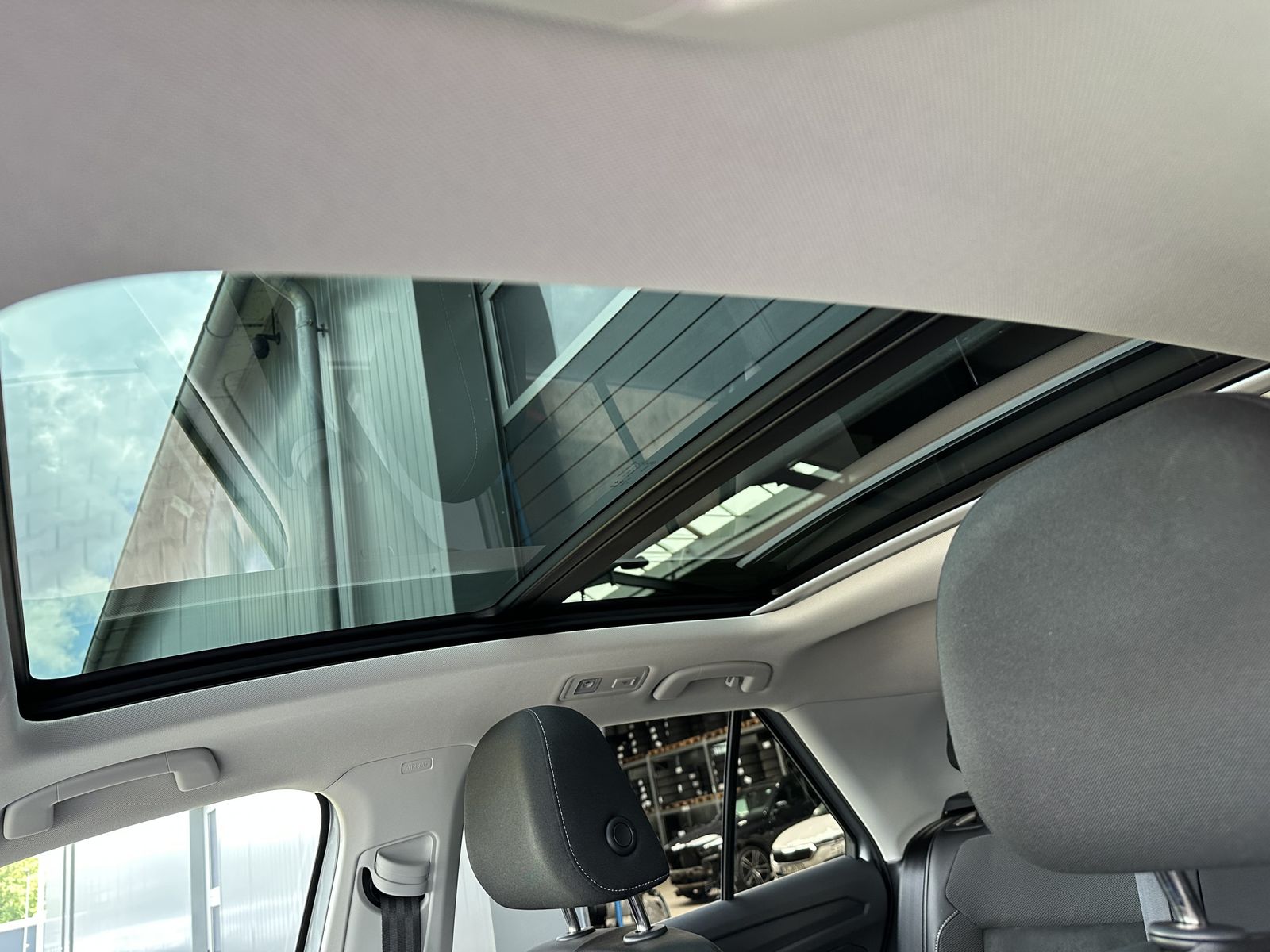 Fahrzeugabbildung Volkswagen T-Roc Sport 1.5 TSI DSG NAV+LED+PANO+18ZO+BEATS