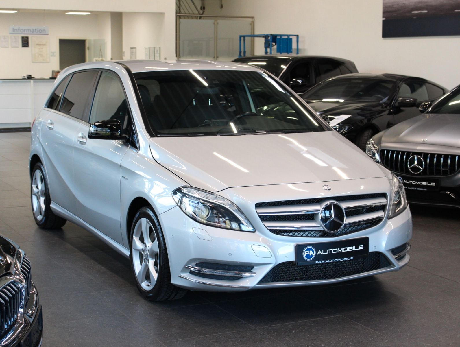 Fahrzeugabbildung Mercedes-Benz B 180 BlueEF*Sport-Paket*Navi*Bi-Xenon