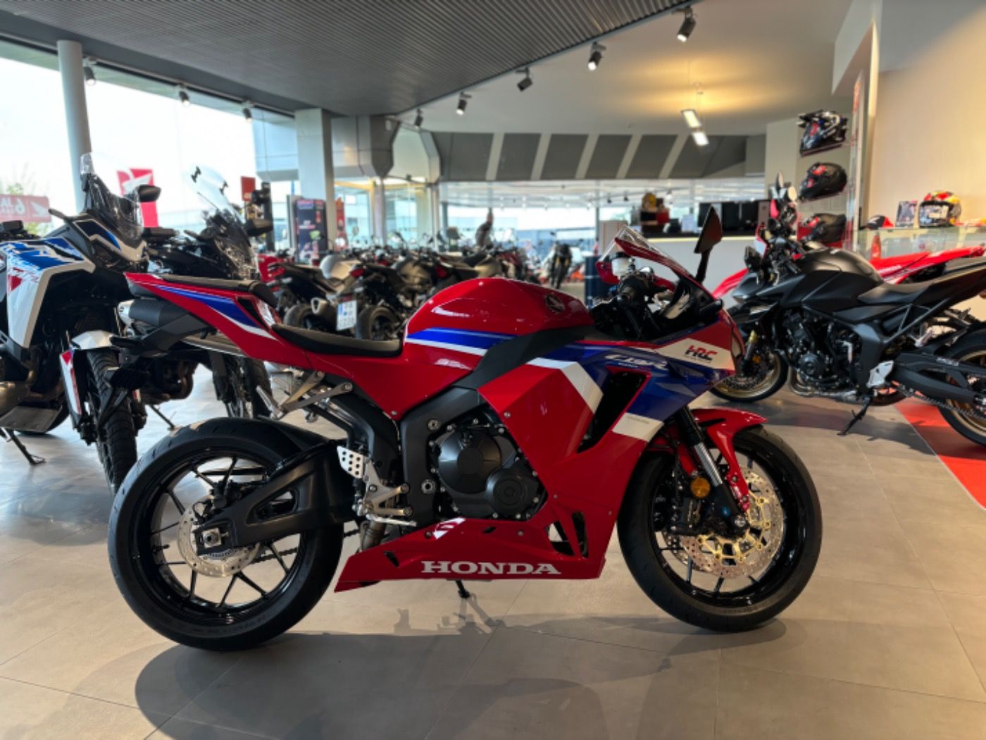 Fahrzeugabbildung Honda CBR 600 RR ab 01.08.2026 abzugeben,