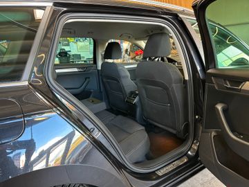 Skoda Superb Combi Style 4x4 *SZHZ*PDC*AHK*NAVI*KLIMA*