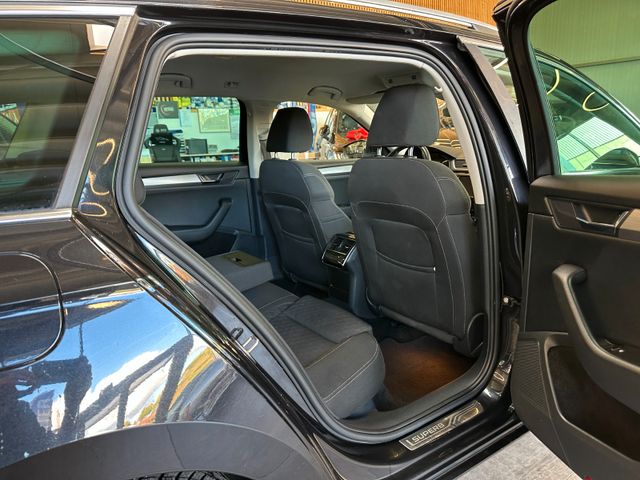 Skoda Superb Combi Style 4x4 *SZHZ*PDC*AHK*NAVI*KLIMA*