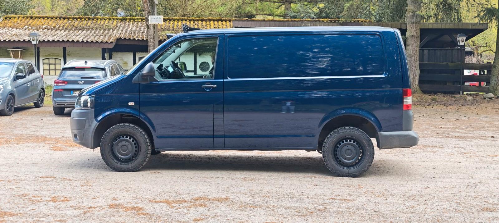 Volkswagen T5.2 mit Offroadoptik und kleinem Camperausbau