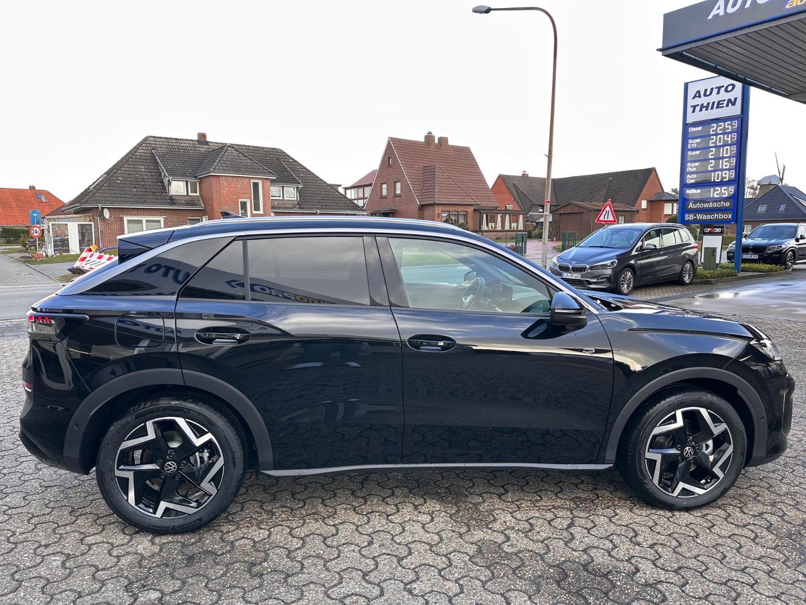 Fahrzeugabbildung Volkswagen T-Roc R Line 1.5 eTSI DSG APP/ACC/AHK/LED/eHeck