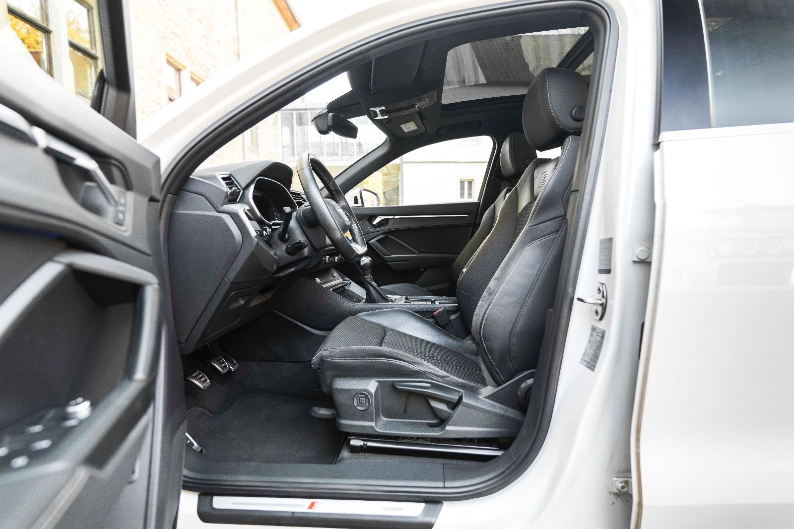 Fahrzeugabbildung Audi Q3 35 TDI QUATTRO DSP LED TOTW NAV TEMPOMAT