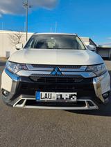 Mitsubishi Outlander 2WD 2.0 Diamant, TÜV und Bremsen neu - weiße Mitsubishi Outlander