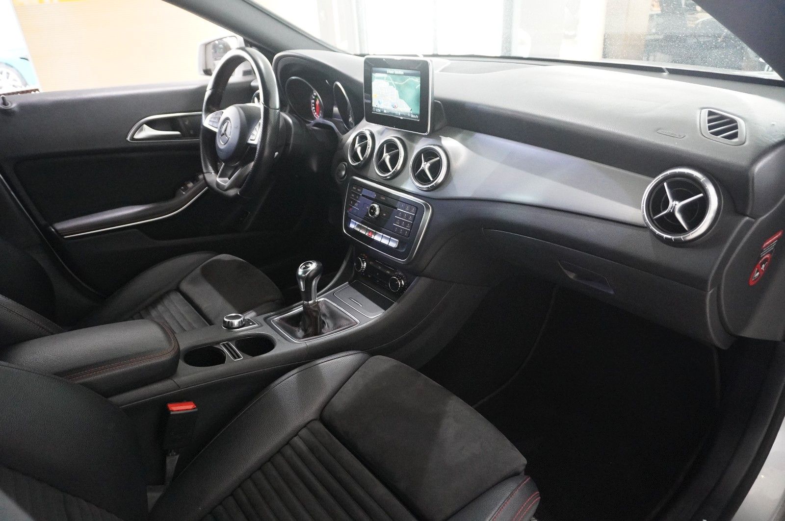 Fahrzeugabbildung Mercedes-Benz CLA 180 COUPE AMG LINE NAVI/LED/SPORT/TEMP./AMG