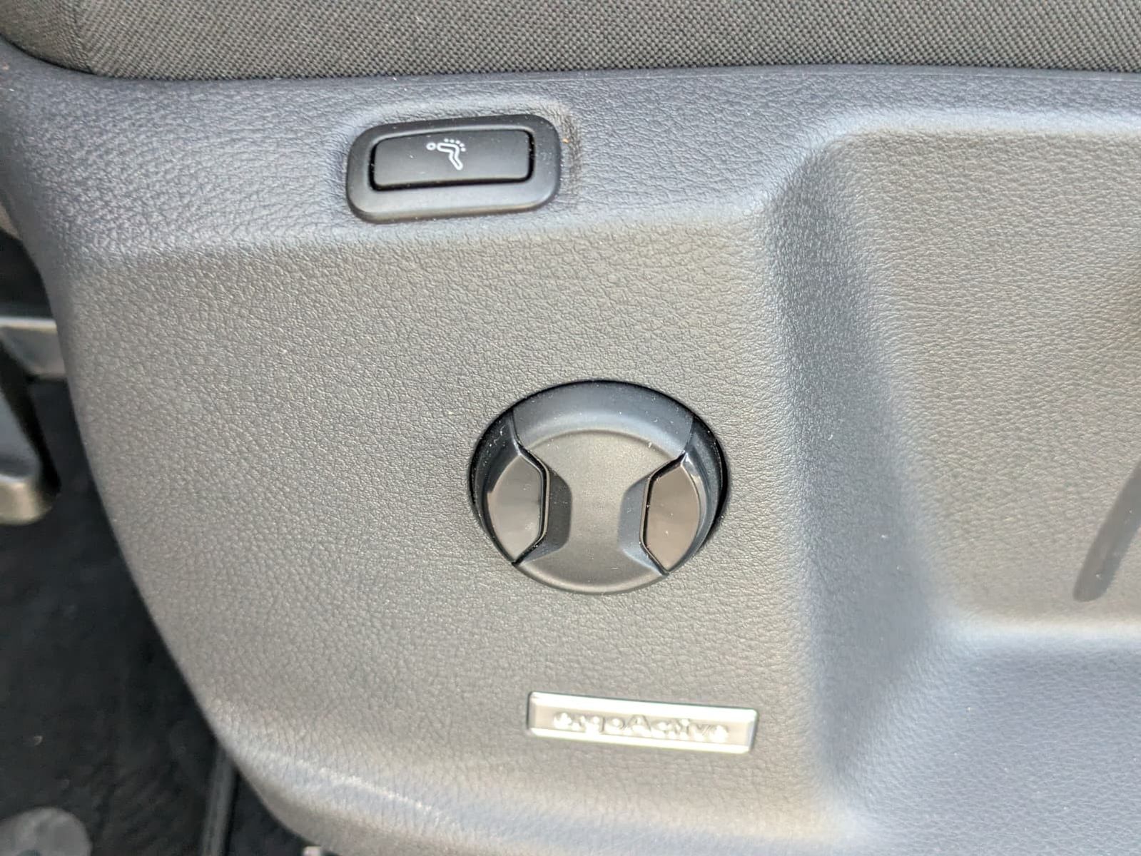 Fahrzeugabbildung Volkswagen Touran 2.0 DSG R-Line High. Pano 7-Si IQ.Dri AHK