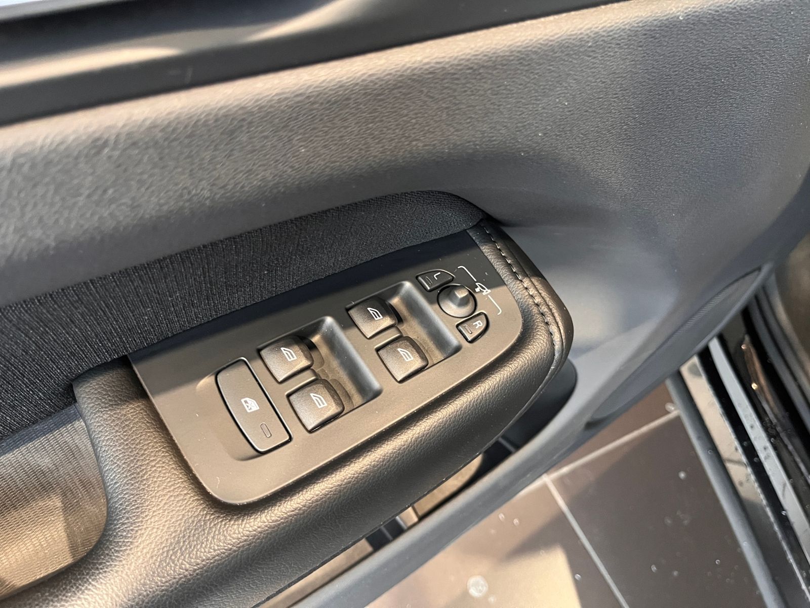 Fahrzeugabbildung Volvo XC60 Momentum Pro 2WD AHK LED NAV RFK 18"