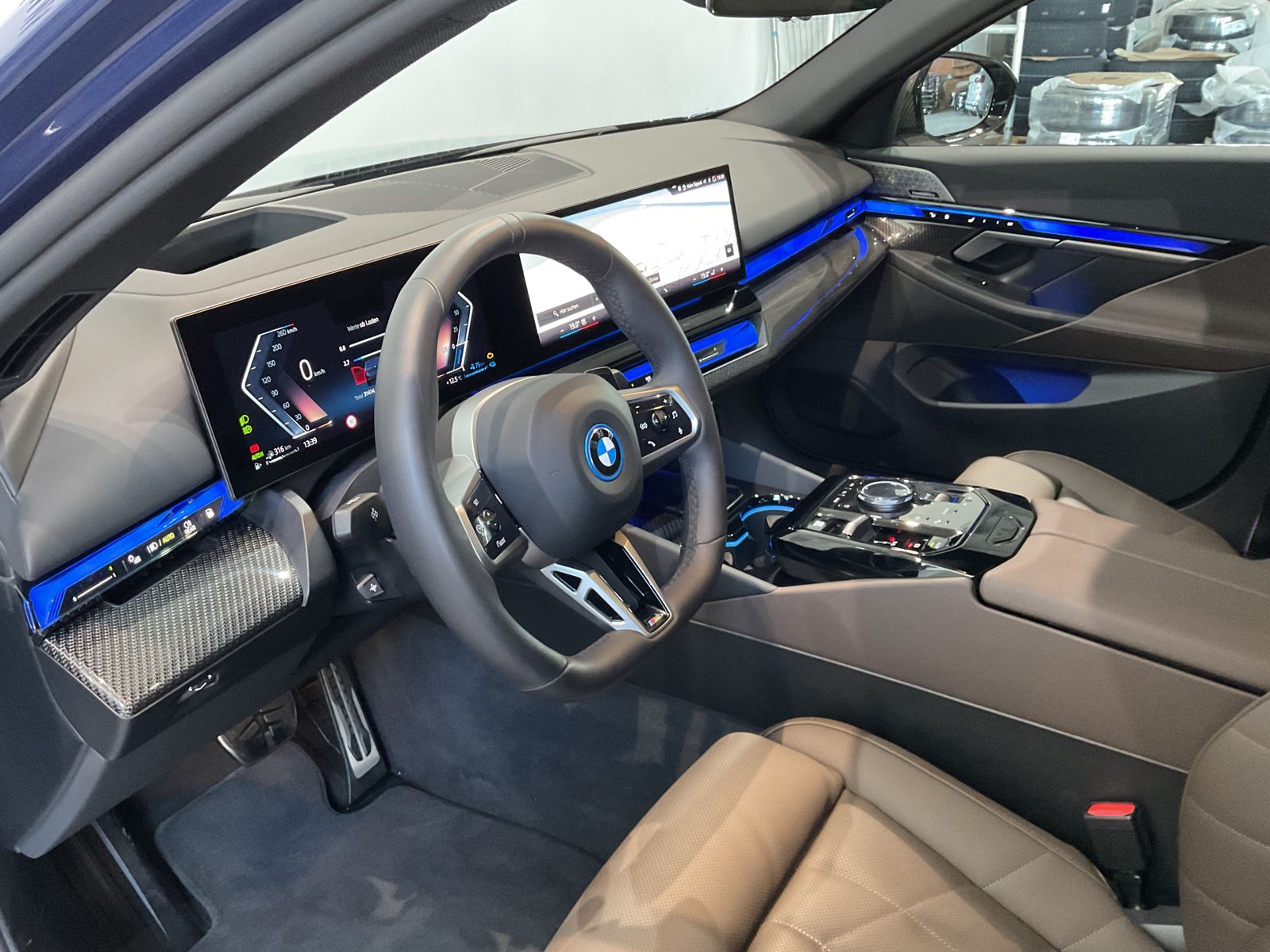 Fahrzeugeinzelansicht 10 Fahrzeugabbildung BMW 550e xDrive Limousine M Sportpaket AHK